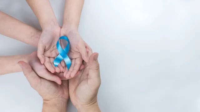 Des enfants créent un ruban bleu géant à Lisbonne contre la maltraitance des enfants.