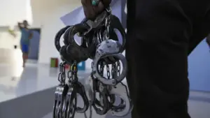 Des jeunes de 15 ans sont agressés sous la menace d'armes à Porto. La PJ les a attrapés.