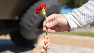 Des milliers de personnes commencent à célébrer la liberté lors du défilé à Lisbonne.