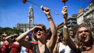 Des œillets sur la poitrine, des milliers de personnes ont peint Porto en liberté.