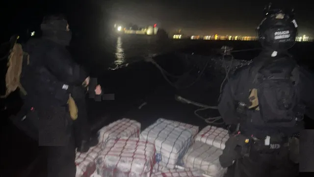 Des trafiquants lancent des ballots de drogue contre la Police Maritime lors d'une poursuite.