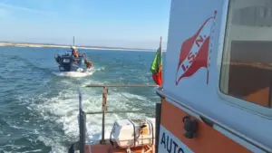 Deux pêcheurs secourus sur la plage de Figueira da Foz. Le bateau était un "danger".