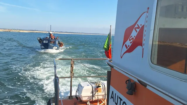Deux pêcheurs secourus sur la plage de Figueira da Foz. Le bateau était un "danger".
