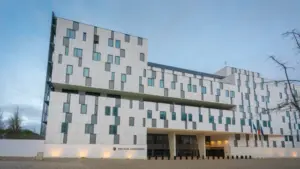 Drogue et viole une femme dans une discothèque de Lisbonne. Victime retrouvée dévêtue.