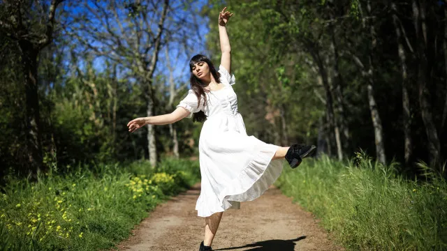 Entre la danse, la musique et le surf, les jeunes autistes trouvent un lieu d'appartenance.