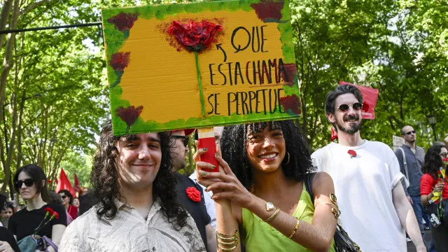 Entre œillets et slogans, des milliers descendent l'avenue pour la liberté