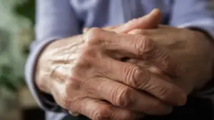 Envahit la maison de la personne âgée (2 fois) pour la violer. La PJ soupçonne d'autres victimes.