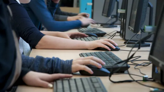 Examens numériques ? Il y a encore des problèmes de connectivité dans les écoles.