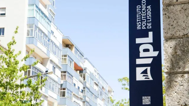 Femme licenciée du Polytechnique de Lisbonne accuse l'institut de xénophobie.