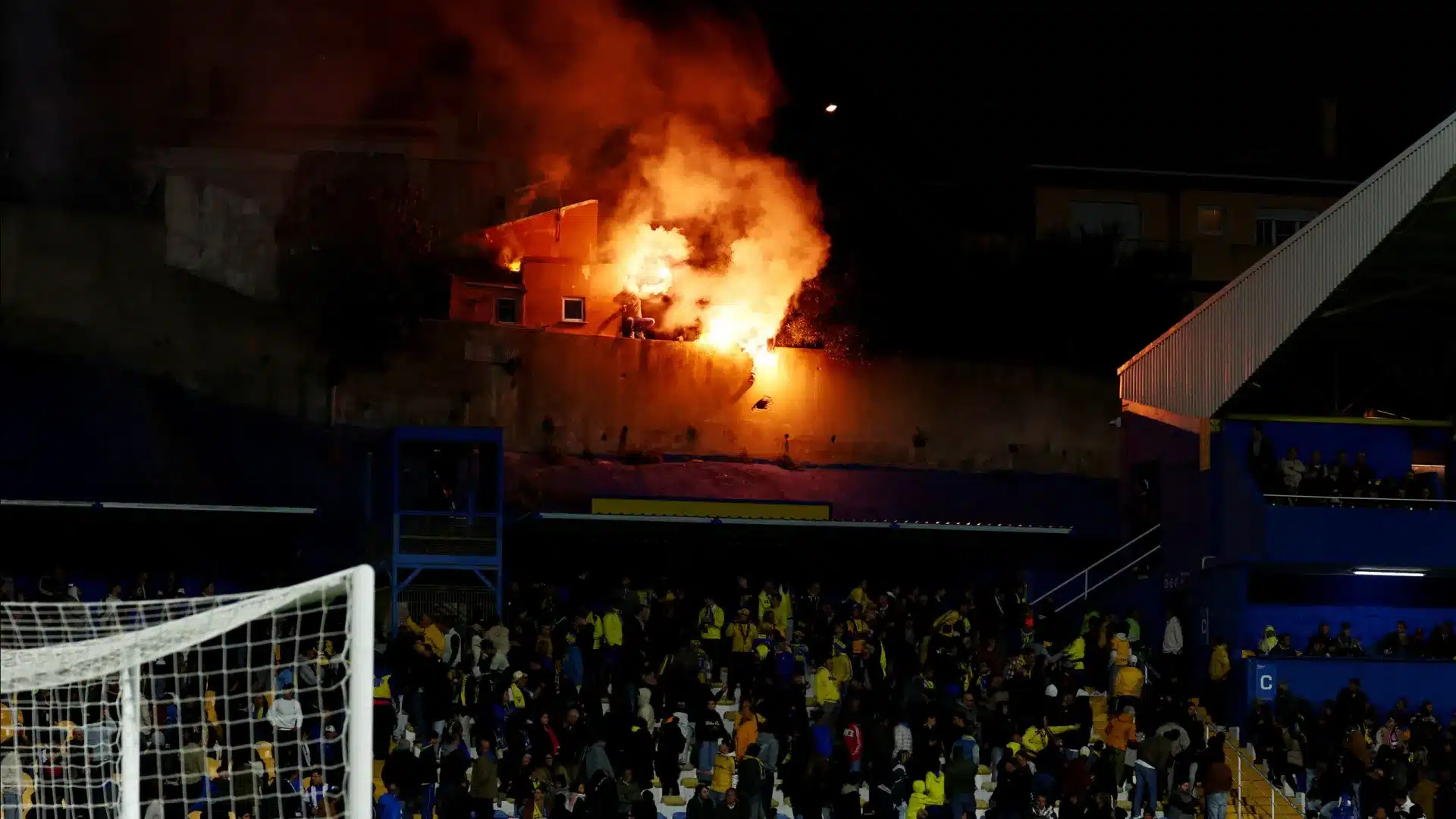 GNR arrête 9 supporters pour lancement de pyrotechnie pendant un match de la I Liga.