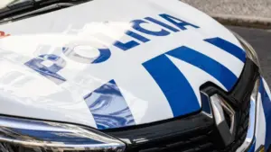 Heurte la voiture de la victime, l'agresse et lui vole son téléphone portable. Il a fini détenu.