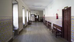 Homme irresponsable accusé d'avoir tué la femme dans une clinique à Porto