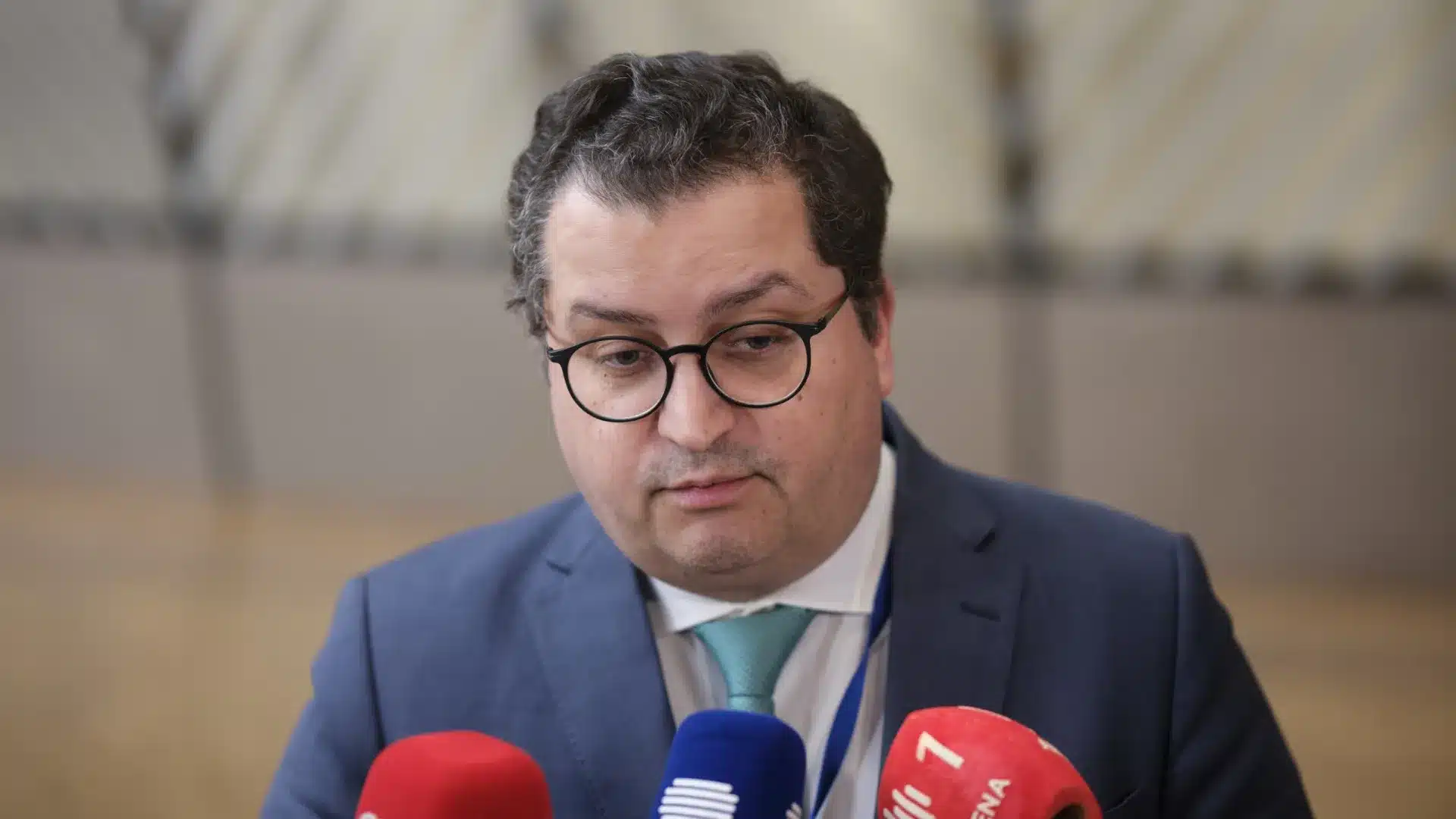 Il doit y avoir un "équilibre" : le déficit ne doit pas "dépasser 0,5 %" du PIB.