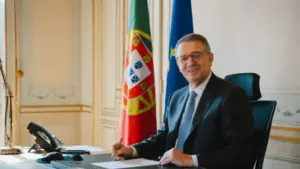 Il est sûr de visiter l'Espagne les 19 et 20 avril. C'est le 1er déplacement hors du pays.