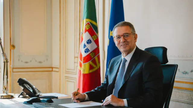 Il est sûr de visiter l'Espagne les 19 et 20 avril. C'est le 1er déplacement hors du pays.