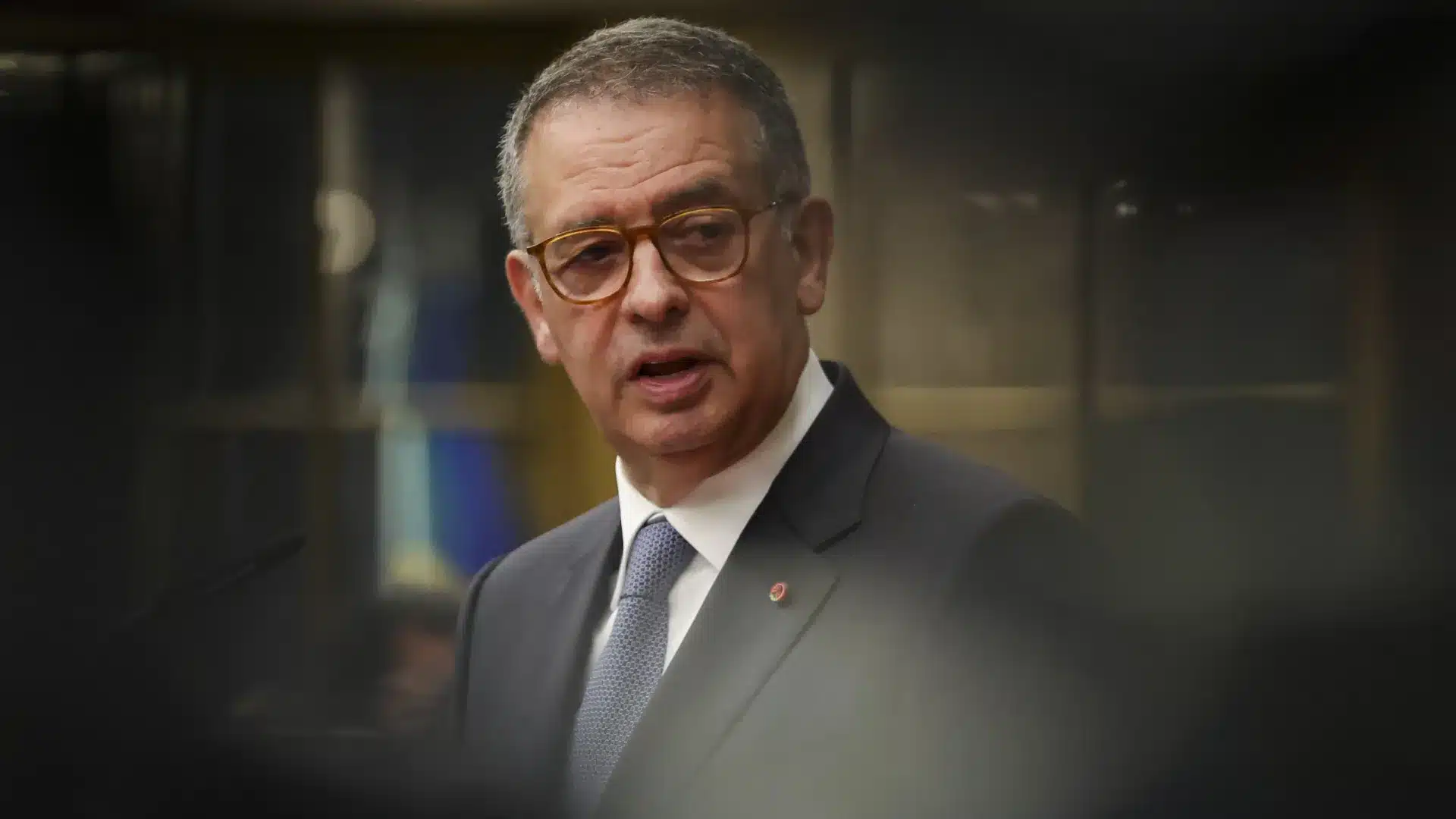 Il veut sûrement "aider à trouver des solutions" et non "causer des problèmes".