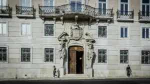 Influenceur ? Le député dit que le retard "n'est pas idéal", mais c'est un processus "complexe".