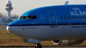 KLM opérera 80 vols de moins le mois prochain en raison du coût du carburant.