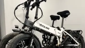 La GNR détecte un vol après une collision avec une voiture stationnée. Conducteur inculpé.