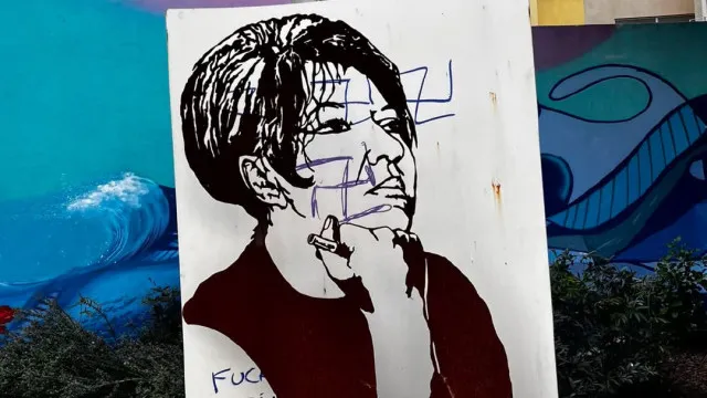 La mairie de Lisbonne condamne le vandalisme de la statue de Natália Correia.