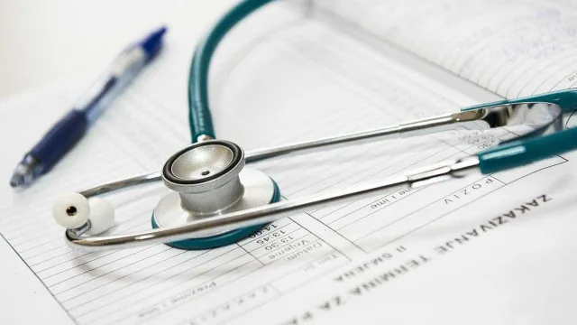 La médecin de Benavente qui faisait passer des réformes illégales est apparue au cabinet.