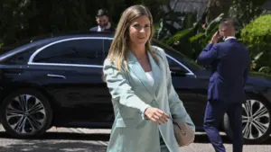 La ministre admet analyser la loi sur l'identité de genre.