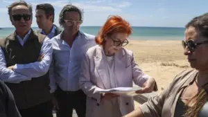 La ministre de l'Environnement veut parler avec le maire d'Albufeira au sujet de la dessalinisatrice.