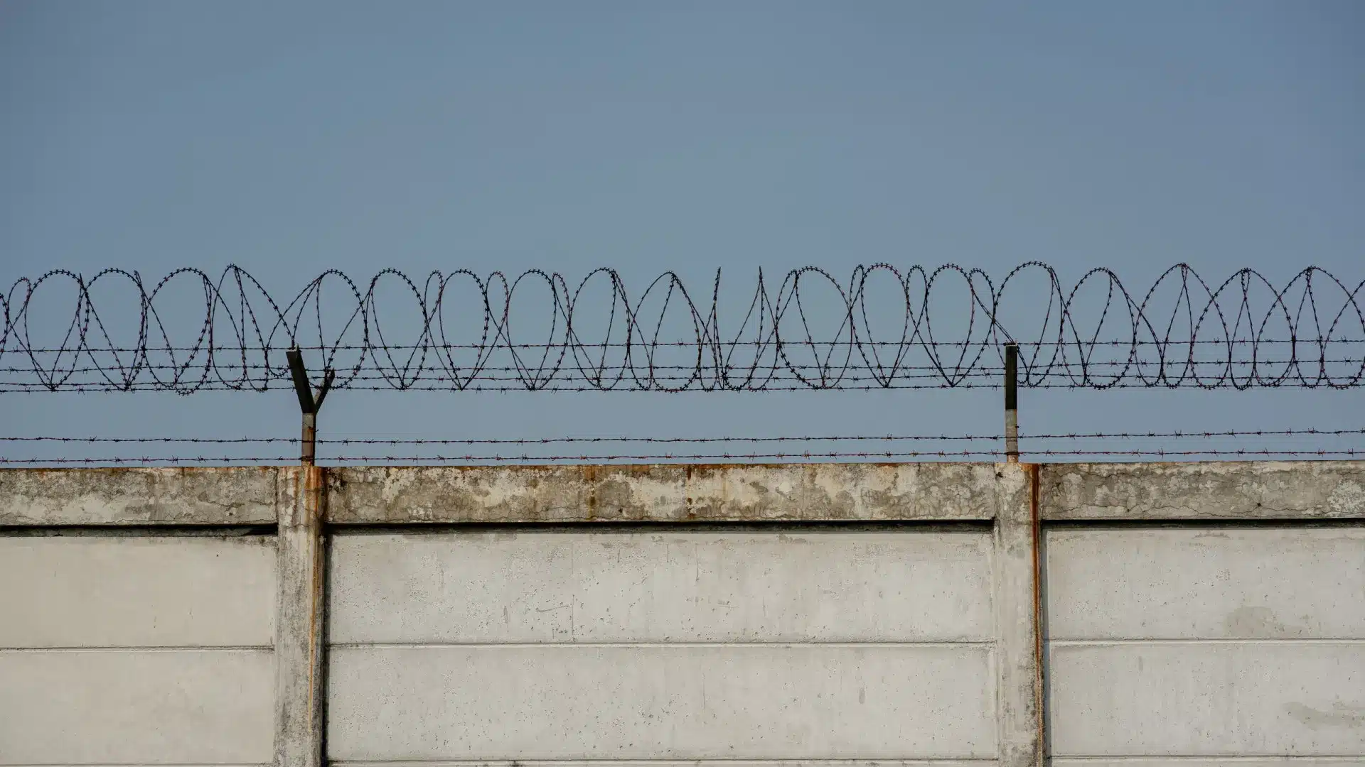 La PSP localise un pédophile qui a violé ses petites-filles à Leiria et le remet en prison.