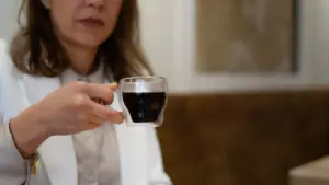 La relation reconnaît comme accident du travail une chute pendant le petit-déjeuner.