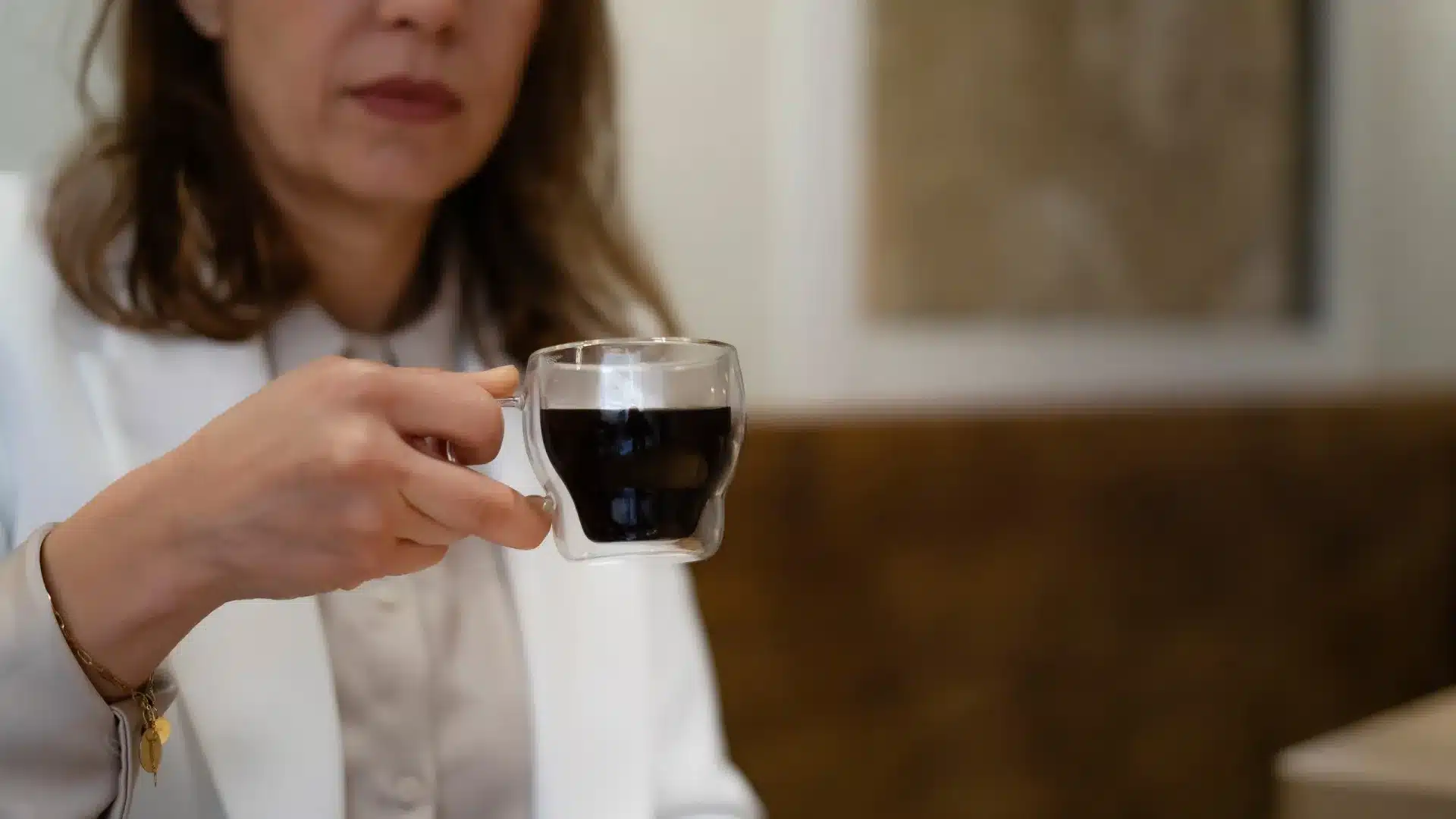 La relation reconnaît comme accident du travail une chute pendant le petit-déjeuner.