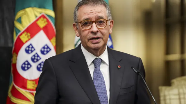 La réunion du Conseil d'État a commencé à 15h00, avec deux absences.