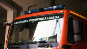 La Rua Morais Soares rouverte à la circulation après l'incendie dans un immeuble.