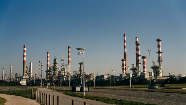 Le Brent dépasse 111 dollars avec des négociations stagnantes et le détroit d'Ormuz bloqué.