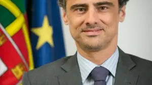 Le candidat au poste de fournisseur défend son indépendance politique au parlement.