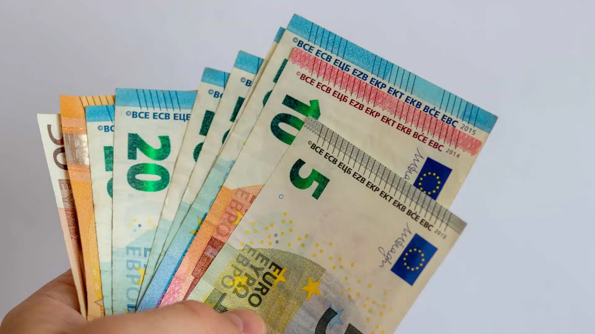 Le chiffre d'affaires dans les services augmente de 0,9 % en février.