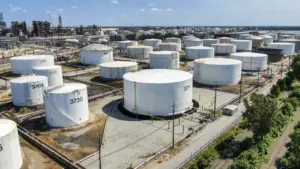 Le cours du Brent pour livraison en juin baisse de 13 % à 94,75 dollars.