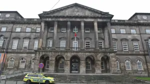 Le directeur a reçu des milliers pour des chirurgies supplémentaires : "Absolument légal"