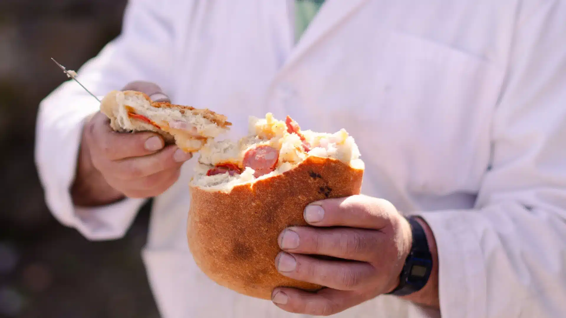 Le four du peuple cuit le traditionnel folar de Pâques dans un village de Montalegre.