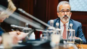 Le gouvernement prêt à améliorer les conditions de vote des émigrés