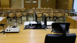 Le gouvernement souligne les progrès dans la révision de la carrière des huissiers de justice.