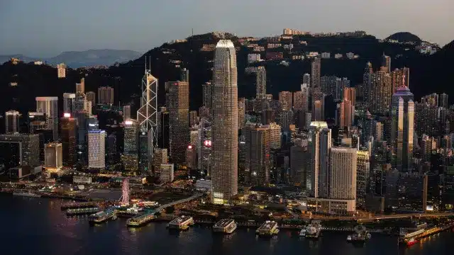 Le gratte-ciel le plus cher du monde enregistre la plus grande achat de l'année à Hong Kong.