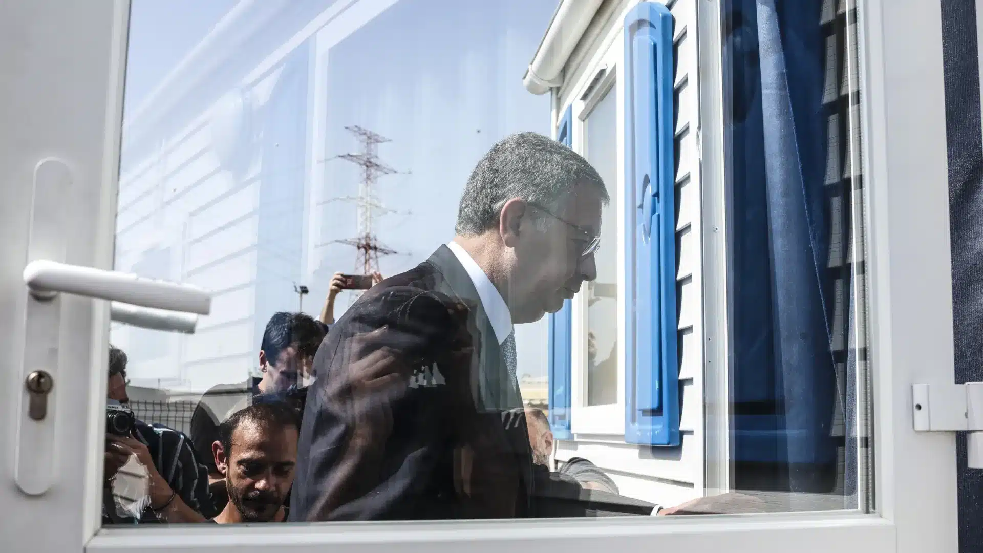 Le ministre affirme qu'il va se réunir "bientôt" avec tous les partenaires sociaux.