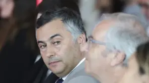 Le ministre dit qu'il y a "des milliers de personnes qui veulent être professeurs".