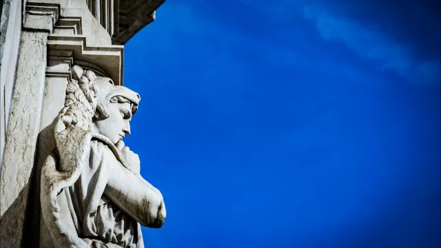 Le MP enquête sur une plainte concernant un chaland abandonné sur le fleuve Douro à Cinfães.