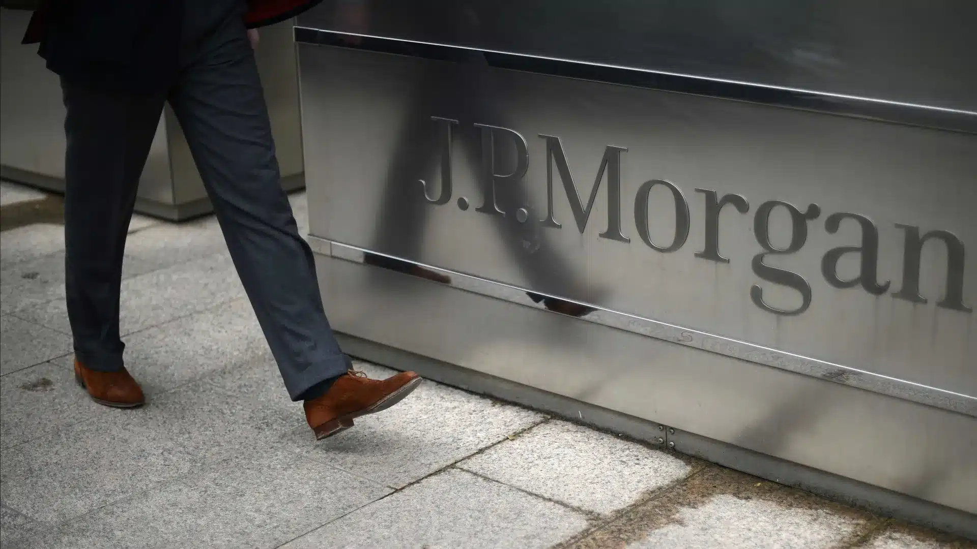 Le PDG de JPMorgan compare l'IA à l'électricité et à Internet.