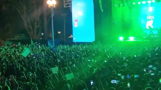 Le père Guilherme fait danser l'Argentine dans une 'messe' pour François. Voir