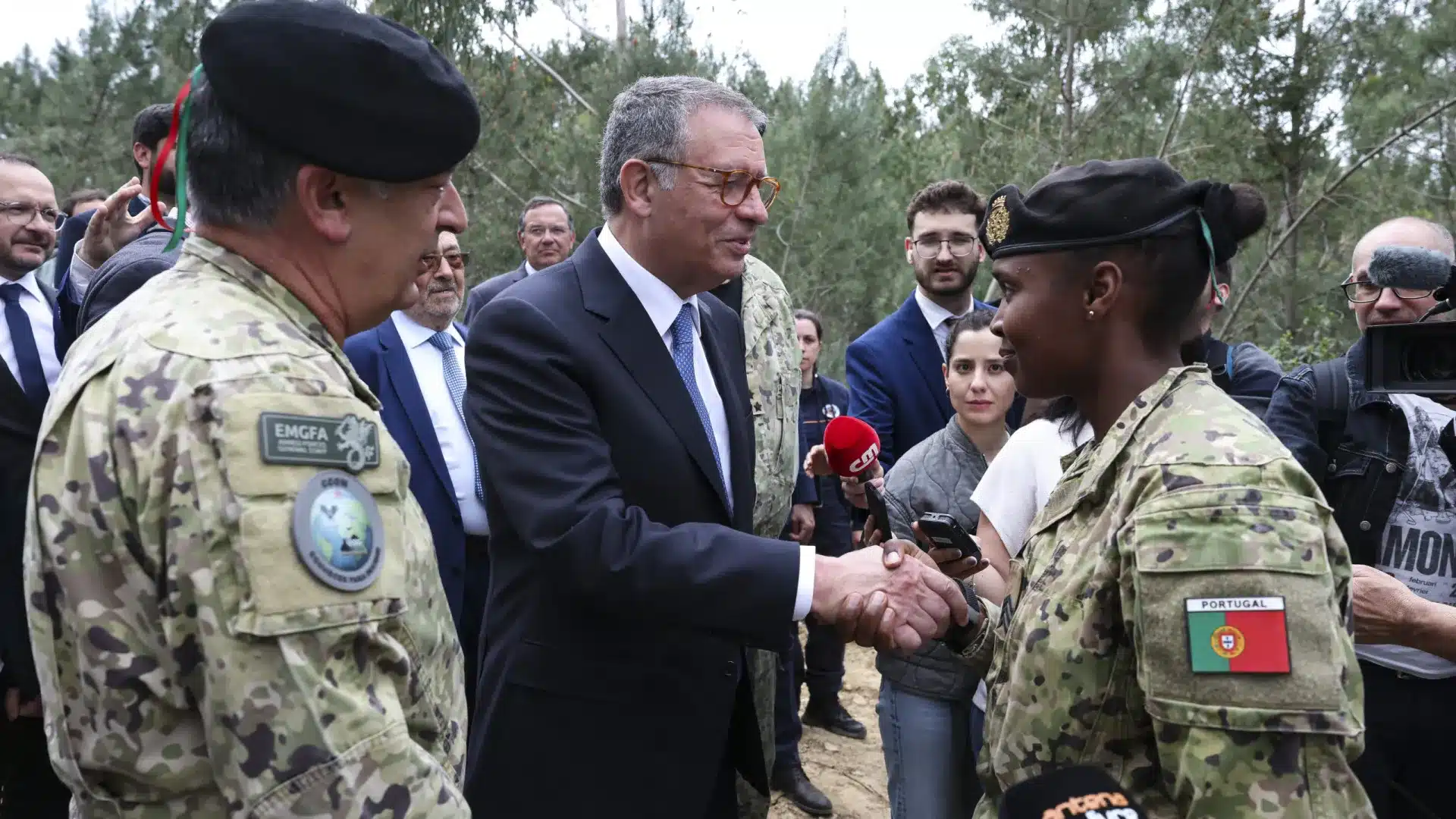 Le président loue la coopération des Forces Armées pour prévenir les incendies.