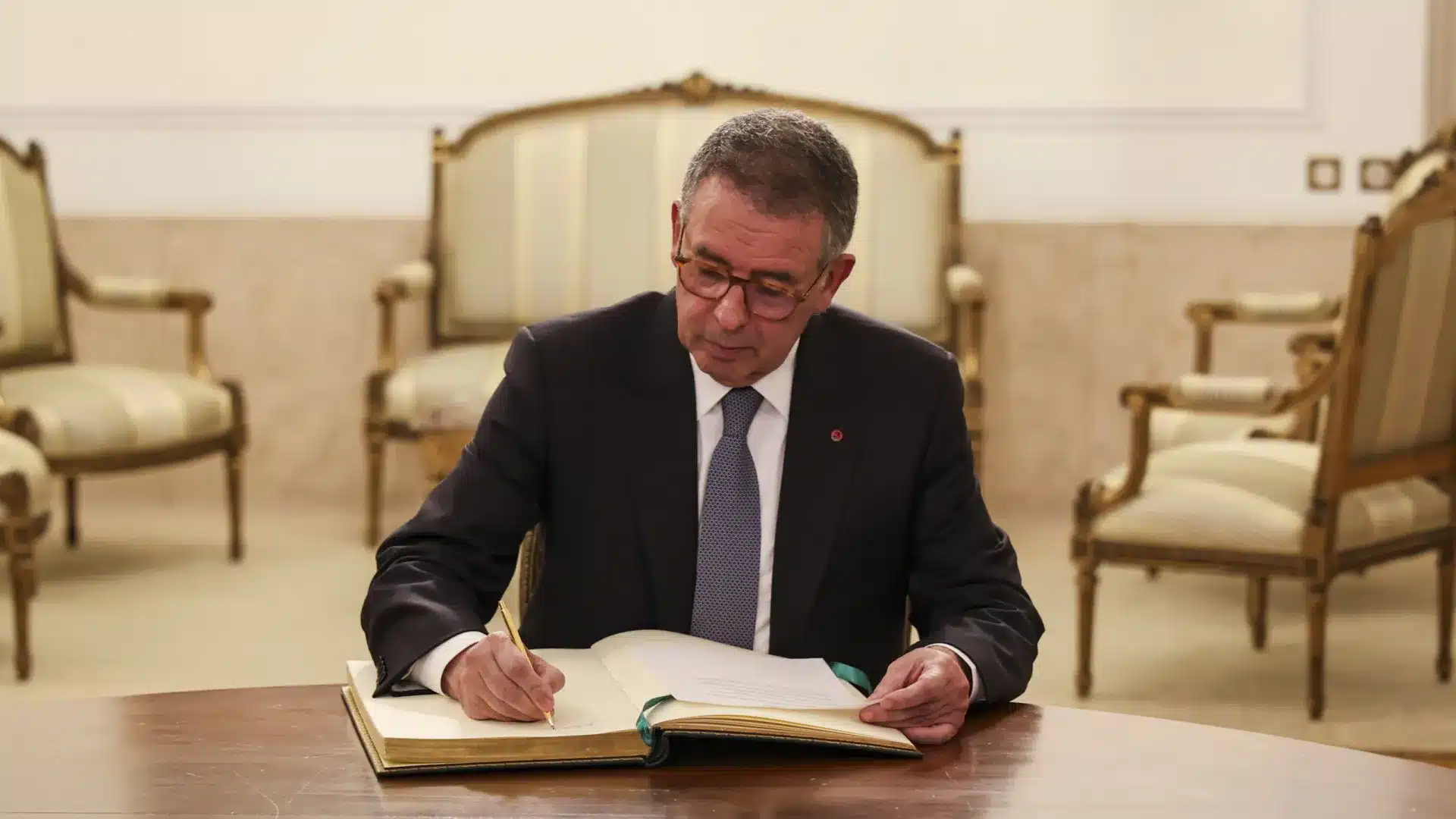 Le Président promulgue le paiement du "chômage technique" simplifié à 100%