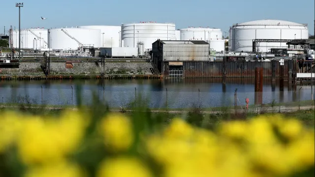 Le prix du pétrole baisse de plus de 2 % avec la possible accalmie du conflit.