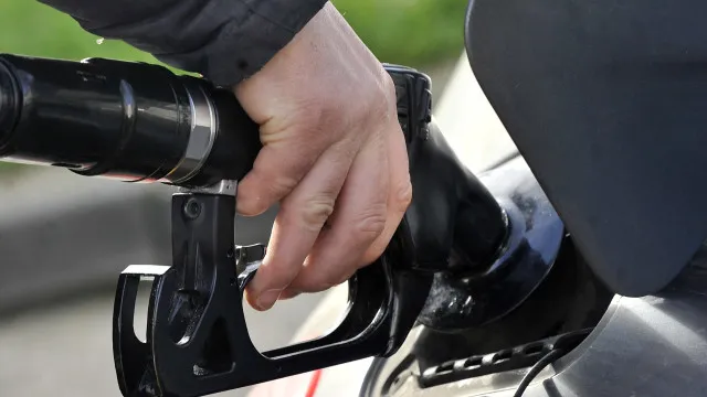 Le prix moyen hebdomadaire de l'ERSE augmente pour l'essence, mais diminue pour le diesel.